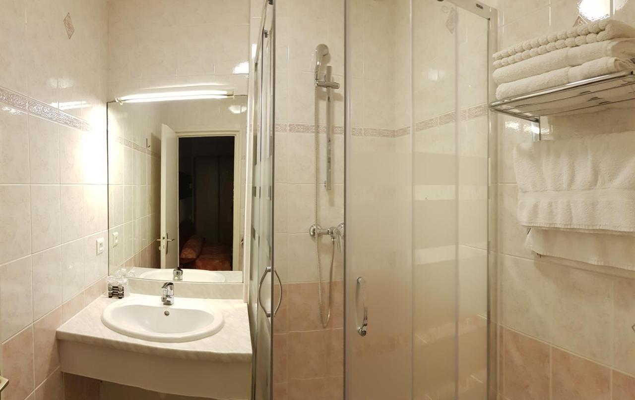 Hotel De La Paix Oloron-Sainte-Marie Esterno foto
