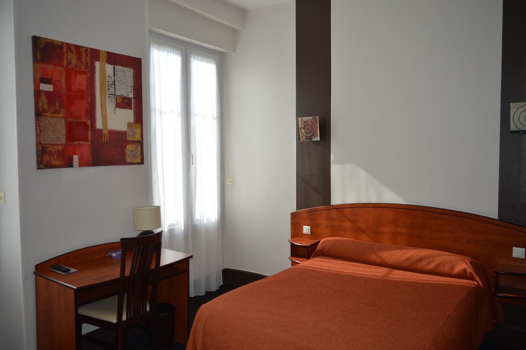 Hotel De La Paix Oloron-Sainte-Marie Esterno foto