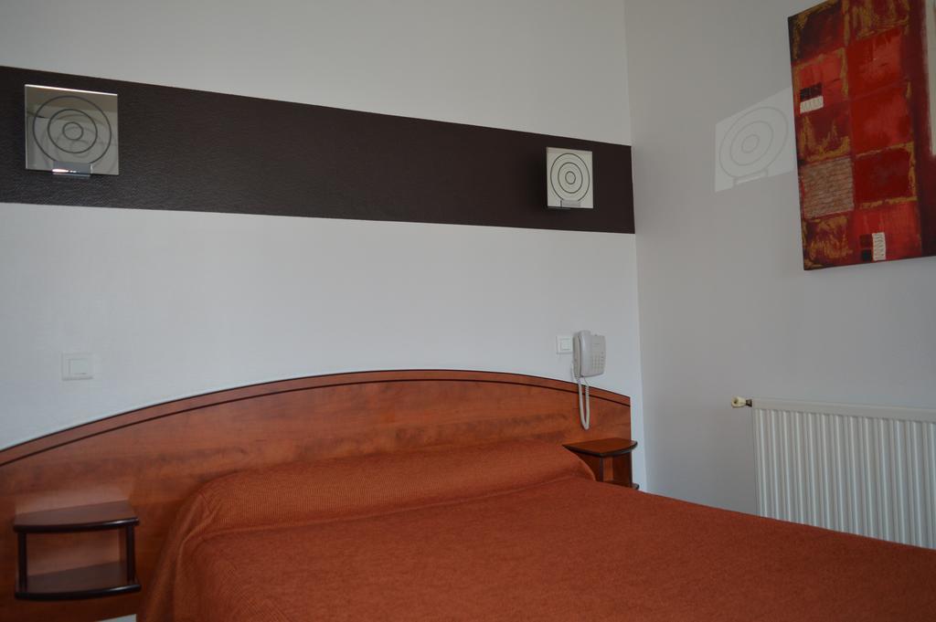 Hotel De La Paix Oloron-Sainte-Marie Esterno foto
